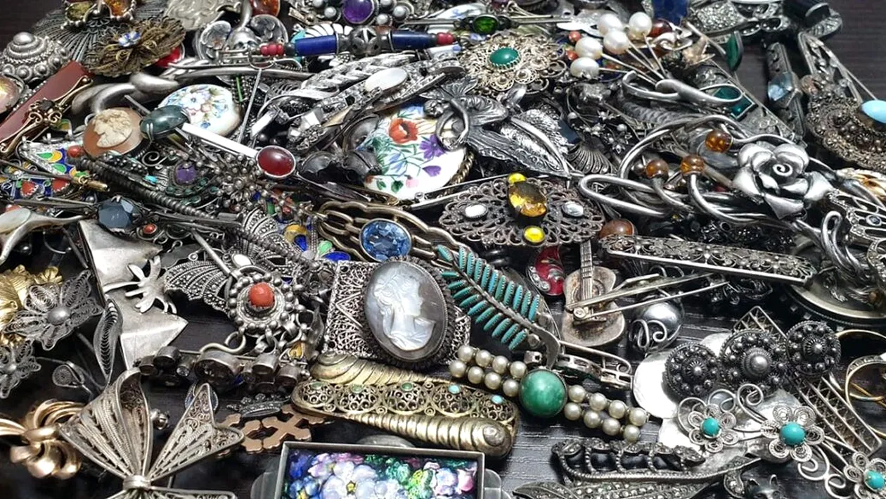 O femeie a cumpărat o pereche de cercei vechi la preț de chilipir, dar a rămas fără cuvinte când a aflat cât valorează