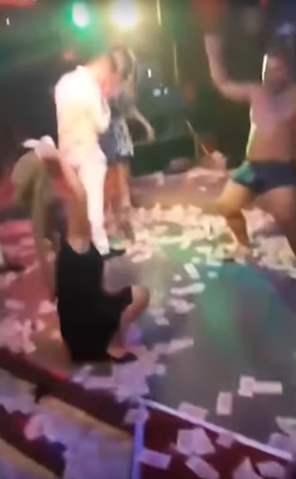 Profesoara care a dansat erotic la Balul Bobocilor şi-a dat demisia! Imaginile fierbinţi au devenit virale