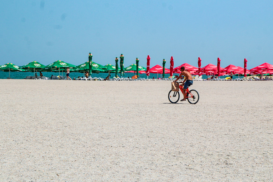 Noul „mod” prin care se livrează comenzile la turiștii aflați pe plaja din Mamaia, după ce a fost lărgită: ”Mai bine foloseau dromaderi sau chiar cămile”