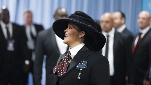 Rihanna este din nou însărcinată! Artista a făcut anunțul la Met Gala 2025