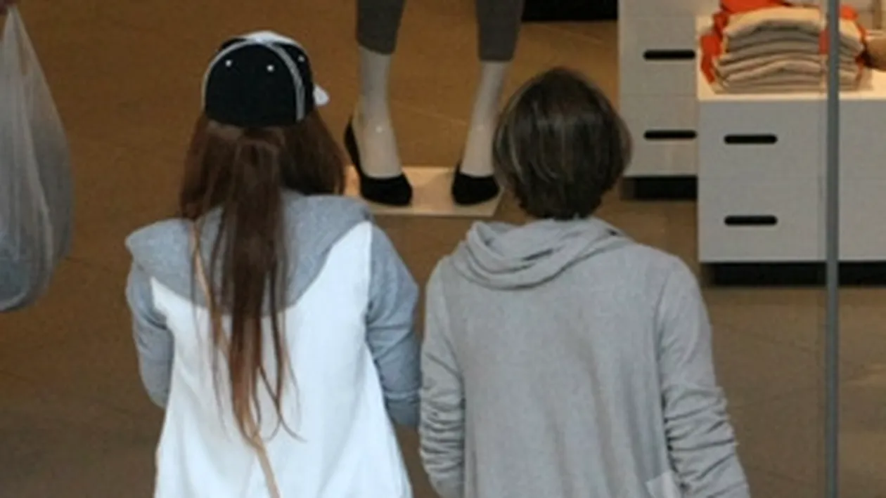 Ghici cine-i aceasta roscata, care profita de reducerile din mall?