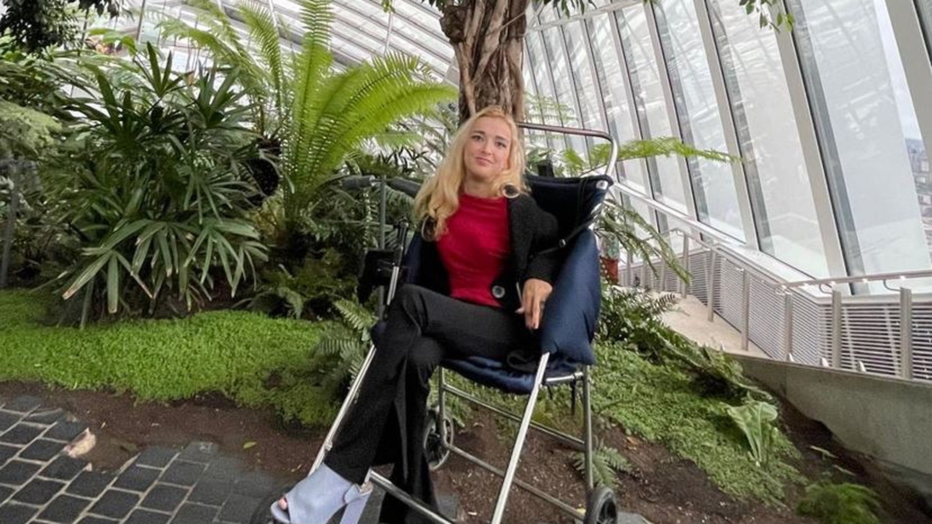 Povestea emoționantă a tinerei cu dizabilități: ”Am scris această carte cu gura și cu nasul!” Detalii incredibile