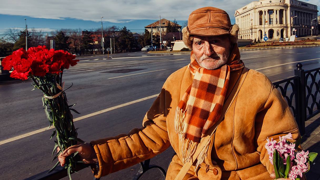 Povestea emoţionantă a lui nea Toma, bătrânul care vinde flori în Iaşi:,,Am mâncat puţin‘’