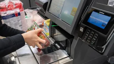 Ce a pățit o clientă, după ce a uitat să scaneze o brânză topită la casa self-service din supermarket