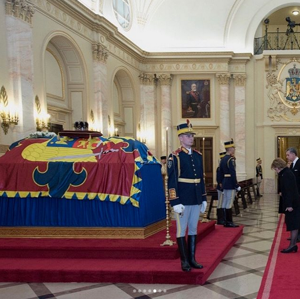 Trupul neînsufleţit al fostului monarh este depus la Palatul Regal din Bucureşti! România îşi plânge Regele! Imagini LIVE de la funeralii