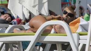 Andreea Balan, incredibil de sexy la mare. Şi-a aranjat slipul sub ochii unui amic, după care a luat strugurelul şi...