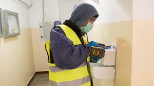 Primăriile puse în dificultate de decizia instalării recipientelor cu dezinfectant în fiecare scară de bloc: „Nu există atâtea sute de mii de dispensere, de unde să le achiziționăm?”