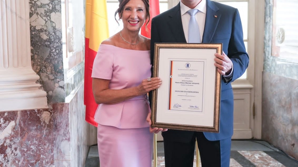 Carmen Iohannis, apariție spectaculoasă la un dineu oficial! Ținuta soției președintelui României a fost creată de Maria Marinescu!