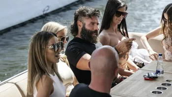 Ce chirie colosală plătește Dan Bilzerian pentru conacul din Los Angeles în care organizează petreceri. De unde provin banii