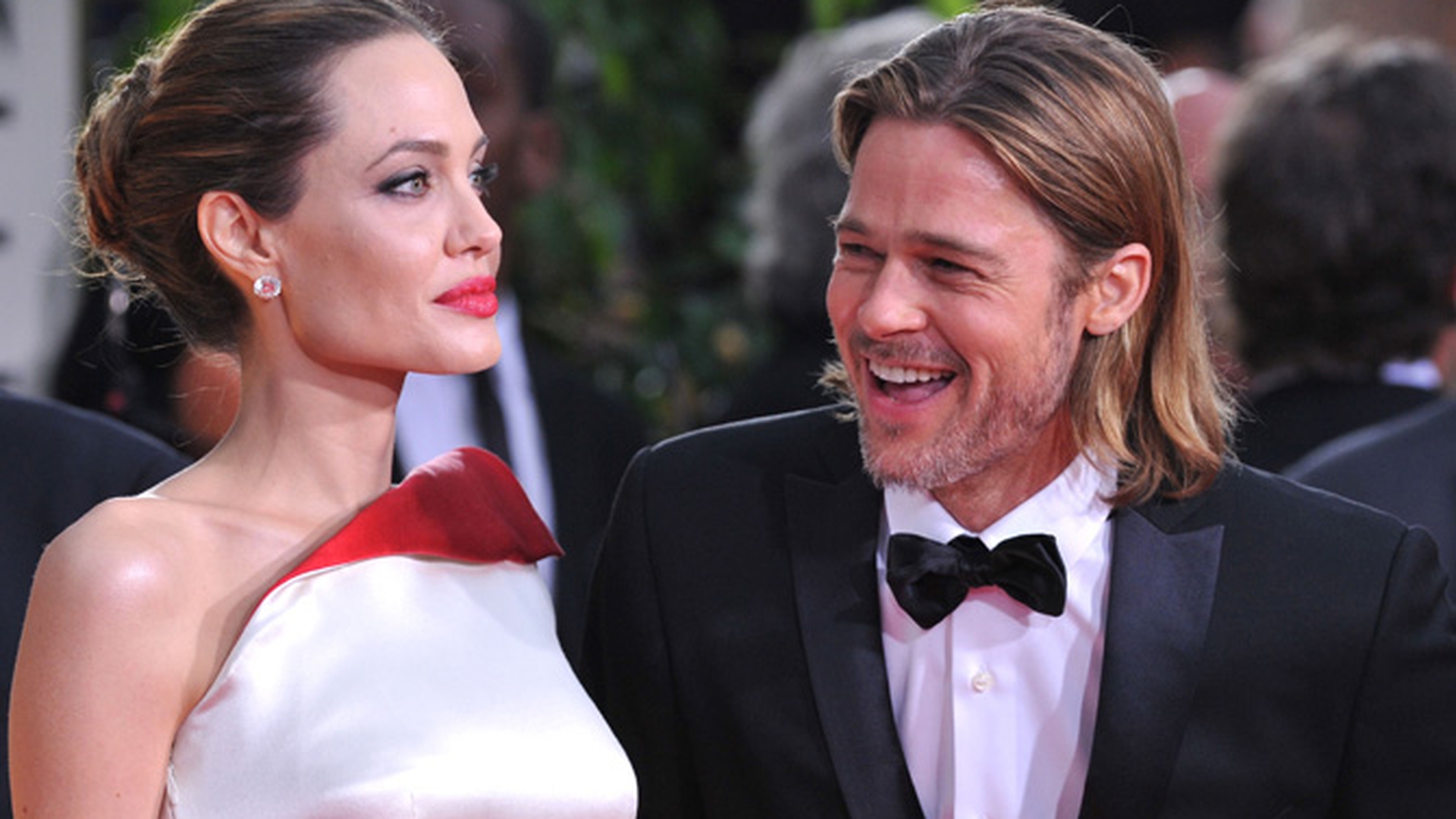 Angelina fixeaza data nuntii cu ajutorul unui calugar budist