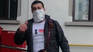 Imaginea care a devenit virală! Un bărbat din Târgu-Jiu a folosit un pampers ca mască de protecție
