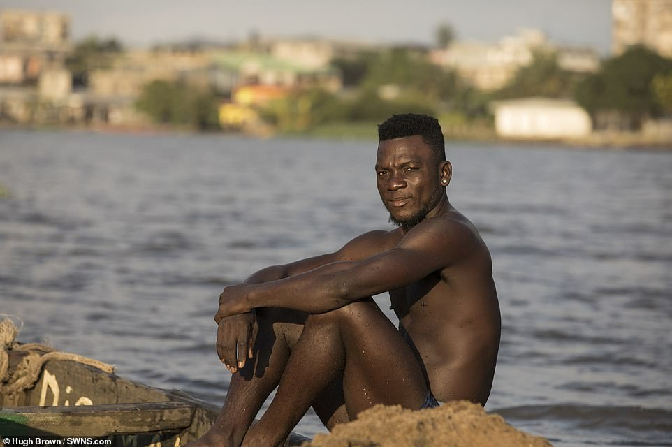 FOTO | ”Minerii musculoși” din Camerun! Se scufundă la aproape 10 metri pentru a scoate nisip, iar trupurile lor par sculptate