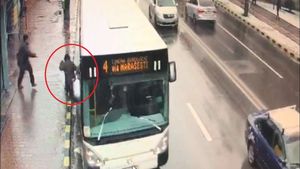 S-a întâmplat în Suceava! O bătrână s-a ales cu picioarele strivite după ce a coborât dintr-un autobuz. Motivul...