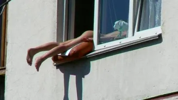 Daca ar fi vazut asta, spaniolii nu ar mai fi plecat niciodata din Bucuresti! O gagica goala se expune pe geam in Centrul Vechi! Vezi imaginea apetisanta cu femeia goala bronzandu-se