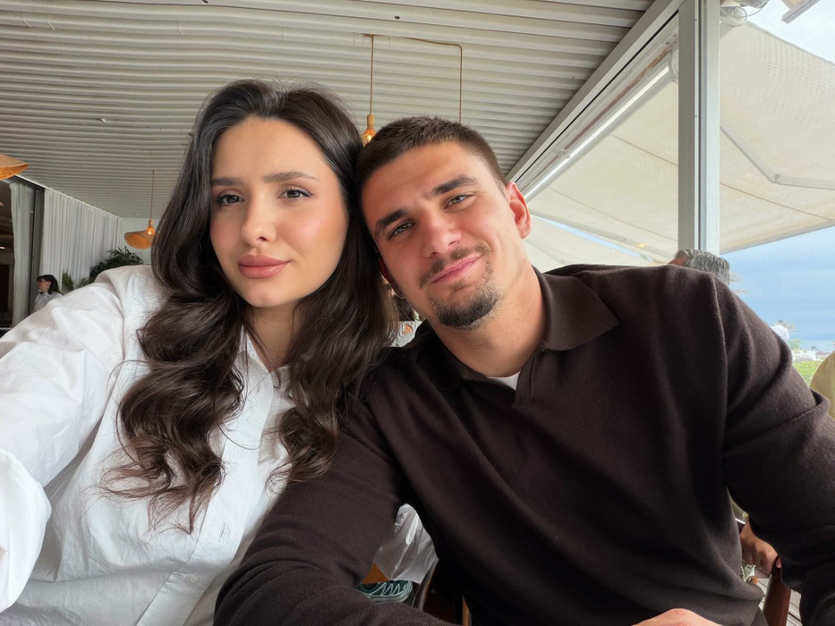 Unde a sărbătorit Crina Marin împreună cu mijlocașul naționalei noaptea de Înviere. Ce geantă, ceas, bijuterii și pantofi a purtat