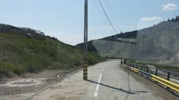 Atentie stalp! Ce obstacol intalnesc soferii pe drumurile din judeţul Suceava
