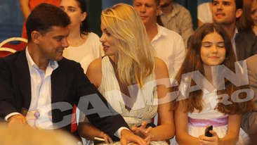 Boureanu a stat o seara intreaga cu mana pe piciorul Valentinei Pelinel, sub privirile fiicei lui! Micuta nu l-a scapat din ochi!