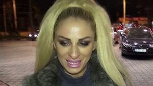 Sanziana Buruiana, sexy si la manichiura! Vezi ce decolteu de senzatie a avut blonda