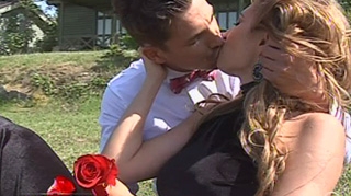 VIDEO Rasturnare incredibila de situatie la "Burlacul"! Sergiu Barboni a fost abandonat de castigatoarea Adelina Boie, care a preferat sa isi petreaca noaptea in camera lui Botezatu!