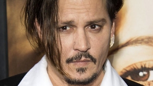 O româncă sexy rău a ”atentat” la JOHNNY DEPP! I-a cerut să facă o poză şi l-a pipăit peste tot!