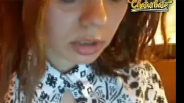 Ce fac romancele la munca? Isi sug degetele pe videochat si isi arata sanii in birou fara nicio jena! Tipa asta e doar un exemplu!