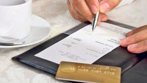 Incredibil! Ce mesaj a primit un client de la un ospătar, pe bonul fiscal. Când s-a uitat la nota de plată, l-a bufnit râsul