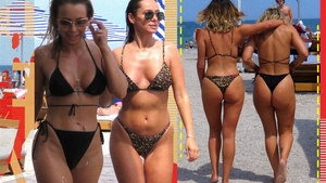 ”Războiul” fundulețelor-sexy pe plaja din Mamaia
