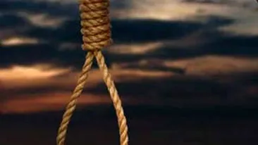 S-a spanzurat in sifonier