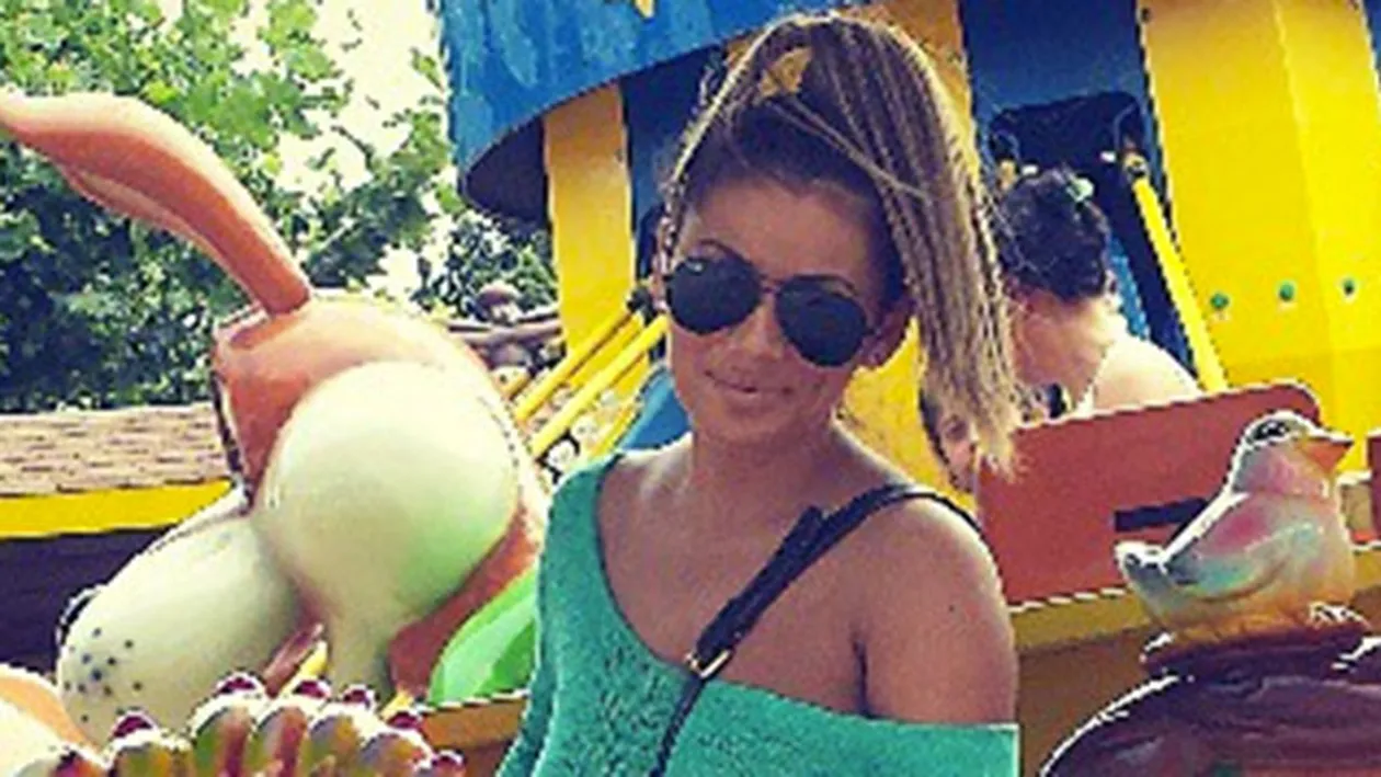 Roxana Vancea a innebunit taticii dintr-un parc de copii! Uite cat de provocator s-a imbracat