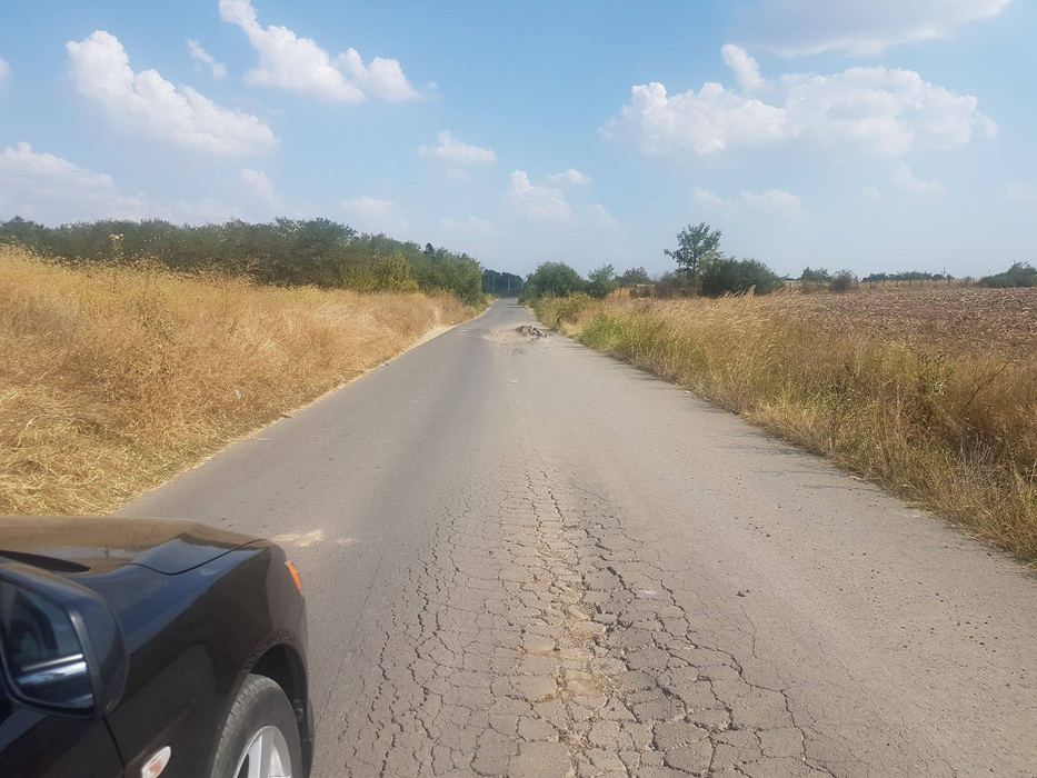Atenție, șoferi! Există 2 cratere pe un drum circulat din județul Giurgiu, iar pericolul de accident este uriaș