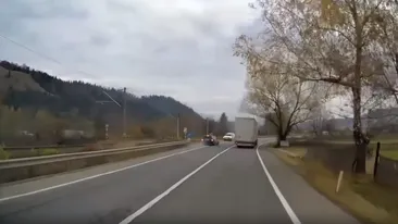 Un șofer a fost filmat când depășea pe linia continuă. Replica halucinantă a bărbatului după ce i s-a atras atenția. VIDEO