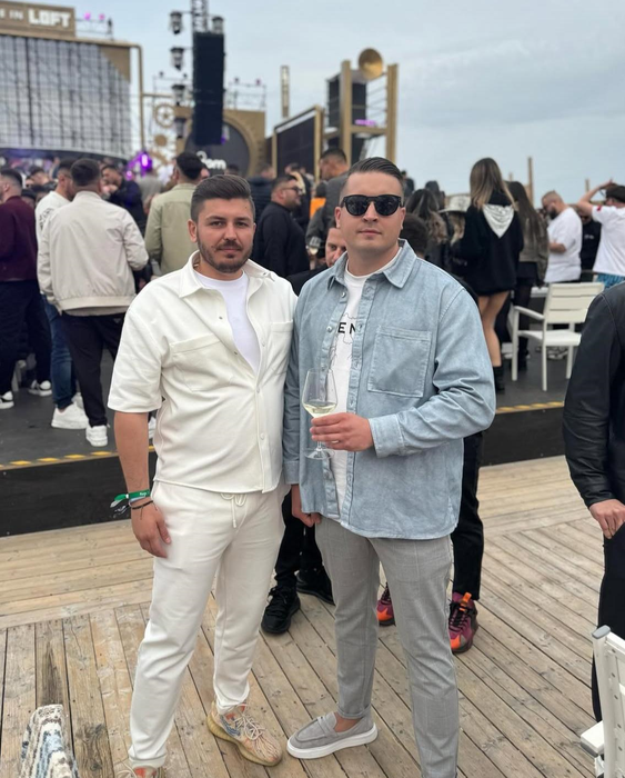 Îţi mai aduci aminte de Bogdan Olaru, beizadeaua care spunea că ”un Moet de 100 de euro e nimic”? Nu are loc de muncă, dar… Jonglează frumos între pelerinaje la Athos și fente de lux din contractele cu statul