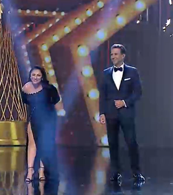 Andra, ținută cu o croială spectaculoasă în finala de la Românii au talent! Rochia neagră este crăpată până sus pe piciorul drept | FOTO