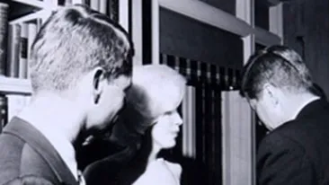 Marilyn Monroe participa la orgii sexuale cu fratii Kennedy si Frank Sinatra!