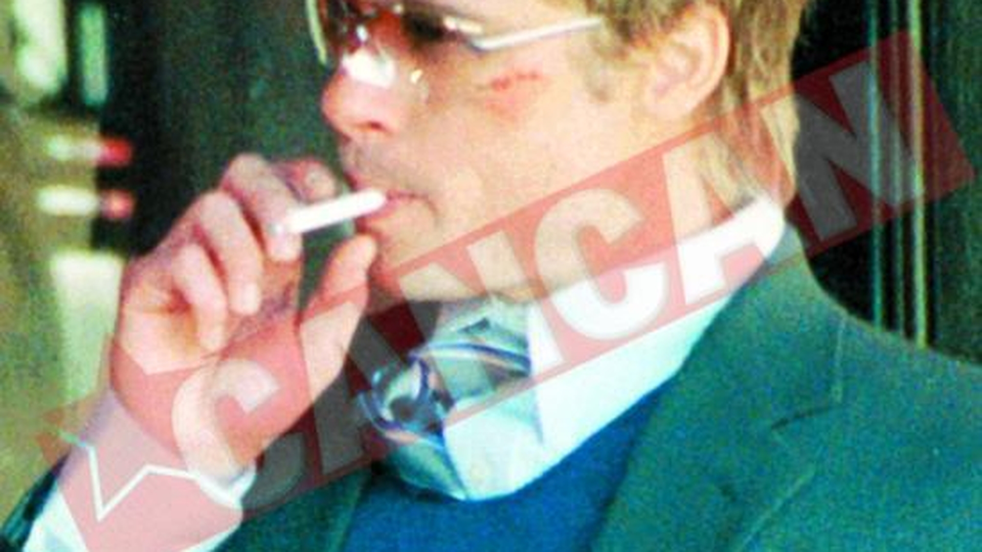 "Brad inca fumeaza canabis"
