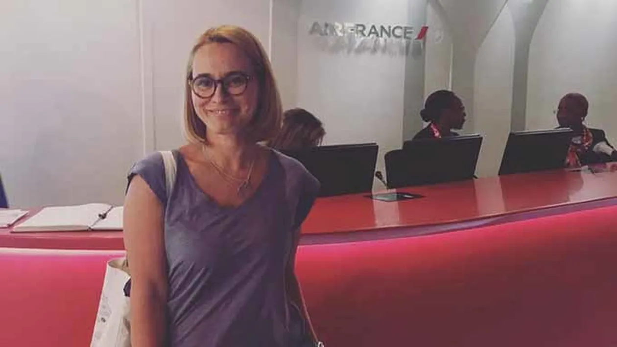 O vezi în fiecare seară la ştiri, dar ai observa-o pe ANDREEA ESCA aşa, pe stradă? Prin ce iese în evidenţă !