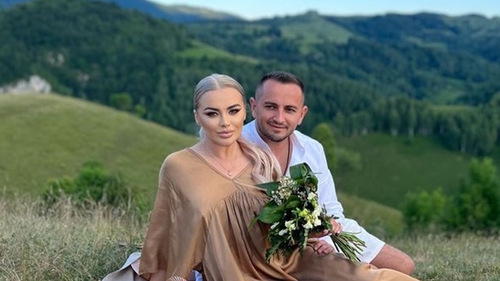 Mascații au dat buzna în casa socrilor artistei Carmen de la Sălciua, imediat după Paște. Ce ar fi găsit oamenii legii: „Numai belele îmi fac”