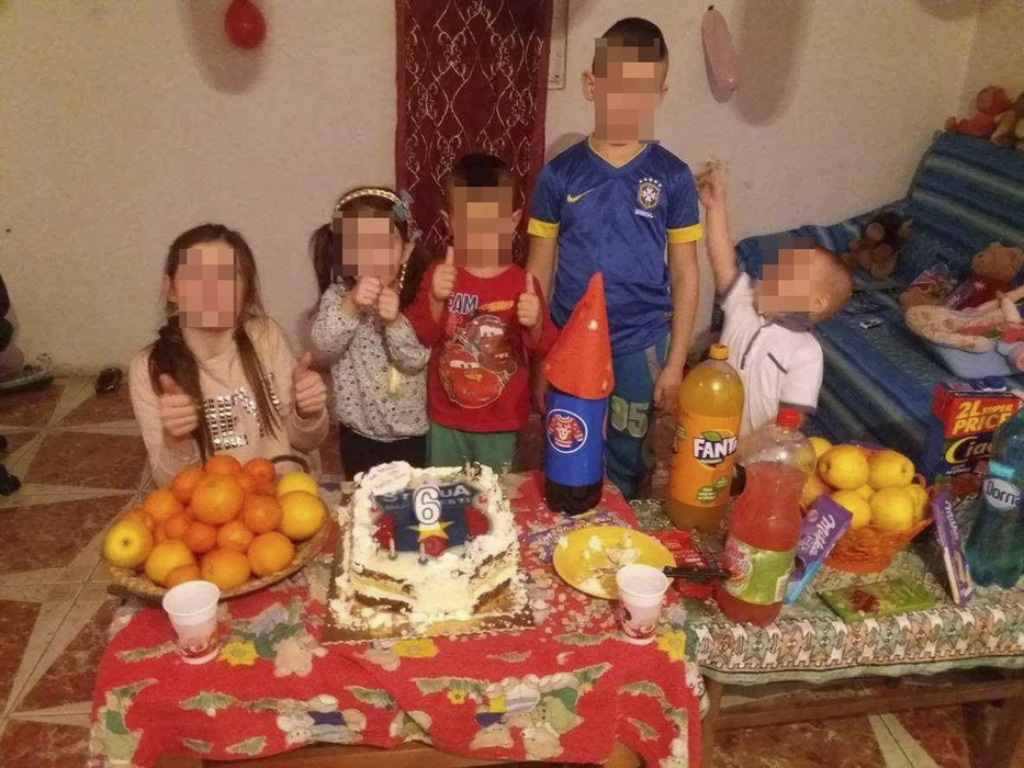 Copiii sunt crescuți de tată după ce mama i-a abandonat