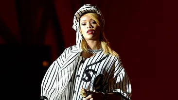 Rihanna nu se cuminteste deloc! A făcut un gest nepotrivit la un concert, fără să-i pese că mii de oameni o privesc