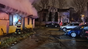 Incendiu de proporții în Slatina! 9 mașini au fost distruse, iar o clădire a ars în totalitate. VIDEO