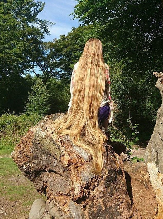 Are părul atât de lung, încât poate să îl poarte ca pe o rochie! Cum arată femeia care a ajuns să fie supranumită „Rapunzel”