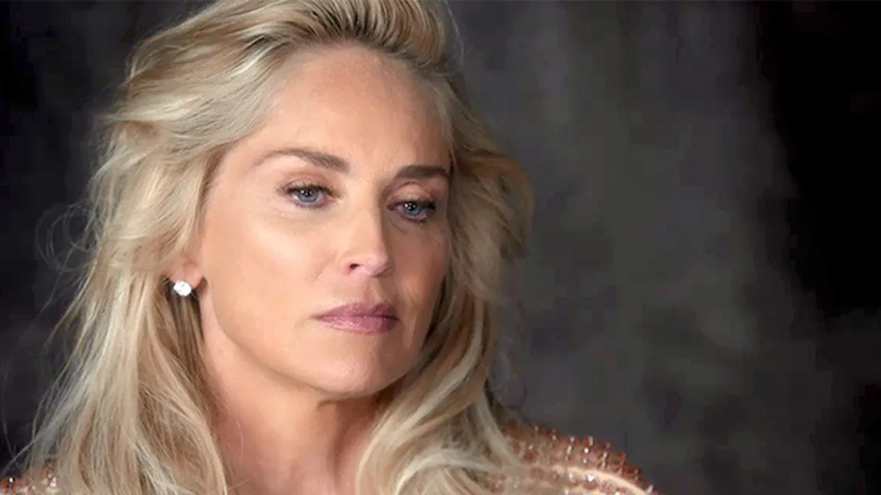 SOC! O cunoscuta actrita de 57 de ani a pozat goala pentru un pictorial