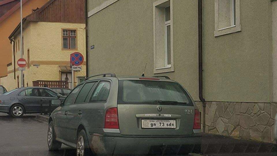 Caz incredibil în Brașov! Polițiștii au rămas șocați când au văzut mesajul scris pe buletinul unui bărbat pe care l-au oprit în trafic
