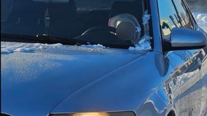 Imaginile din Vaslui cu un bebeluș lăsat în mașină au creat o reală revoltă: „De 30 de minute plânge”