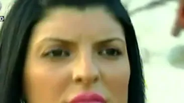 VIDEO Andreea Tonciu e fata de la tara! S-a imbracat ca o pitipoanca si s-a plimbat printre oi si porci!