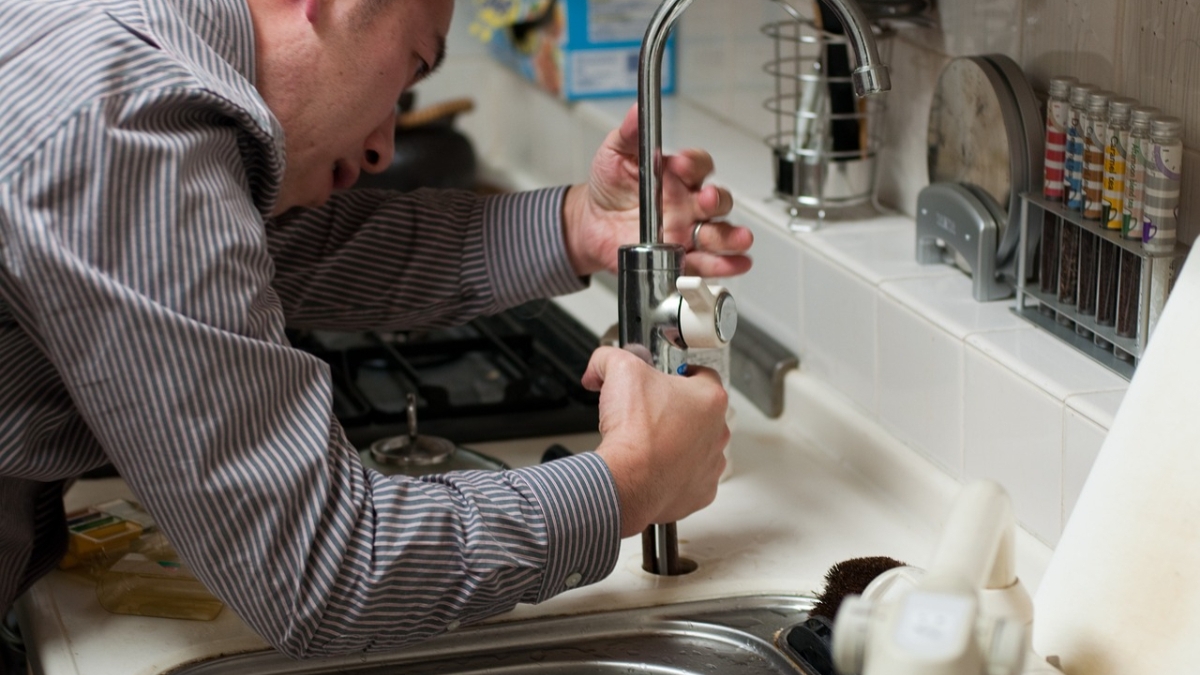 Ce a păţit un român, după ce a chemat instalatorul? Ce s-a întâmplat după fix 4 ore