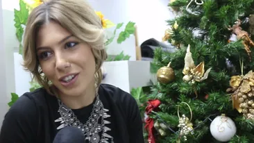 Sore face Craciunul ca in filme, cu LaLa Band! Joaca Secret Santa si merge la parintii ei sa manance bunatati