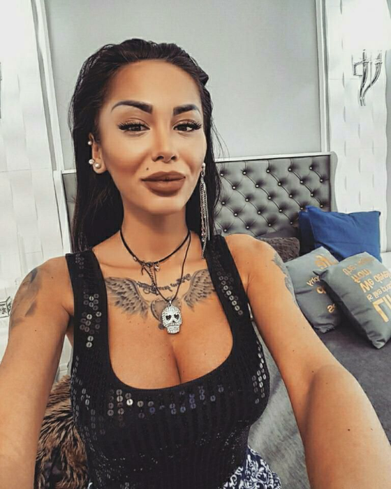 „Pantera Neagră” naşte azi! Bruneta a ajuns la maternitate