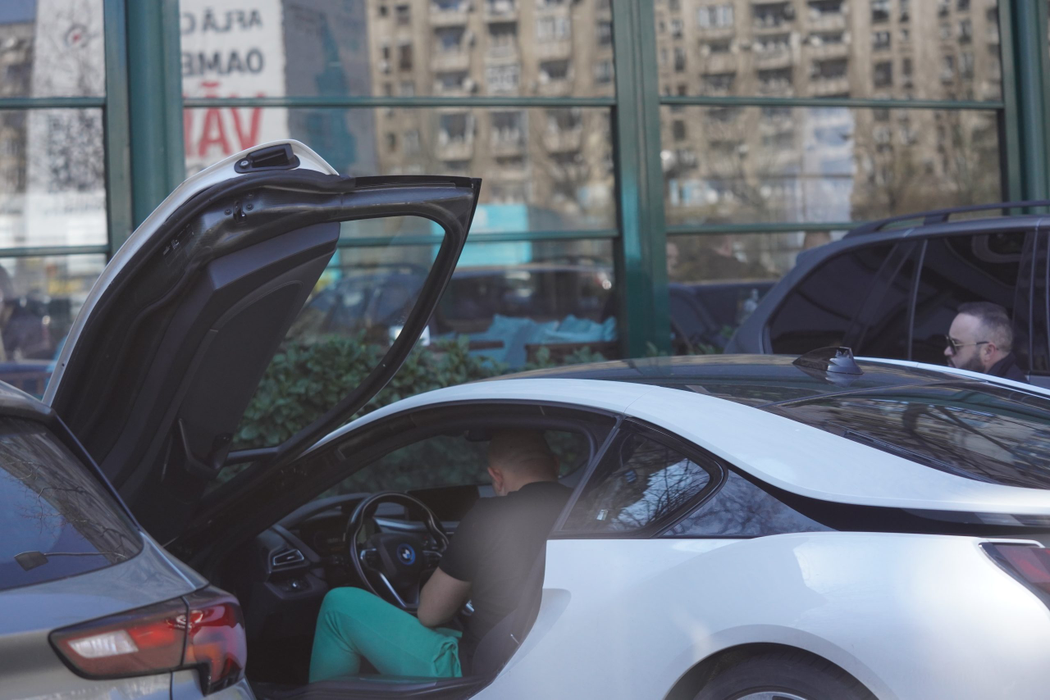 Vasilică Ceterașu a parcat în fața restaurantului