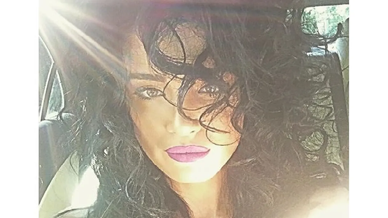 ADELINA PESTRIŢU nu se poate decide! A rămas în costum de baie şi le-a cerut ajutorul fanilor. Iată imaginile în care a arătat tot ce-a avut mai bun